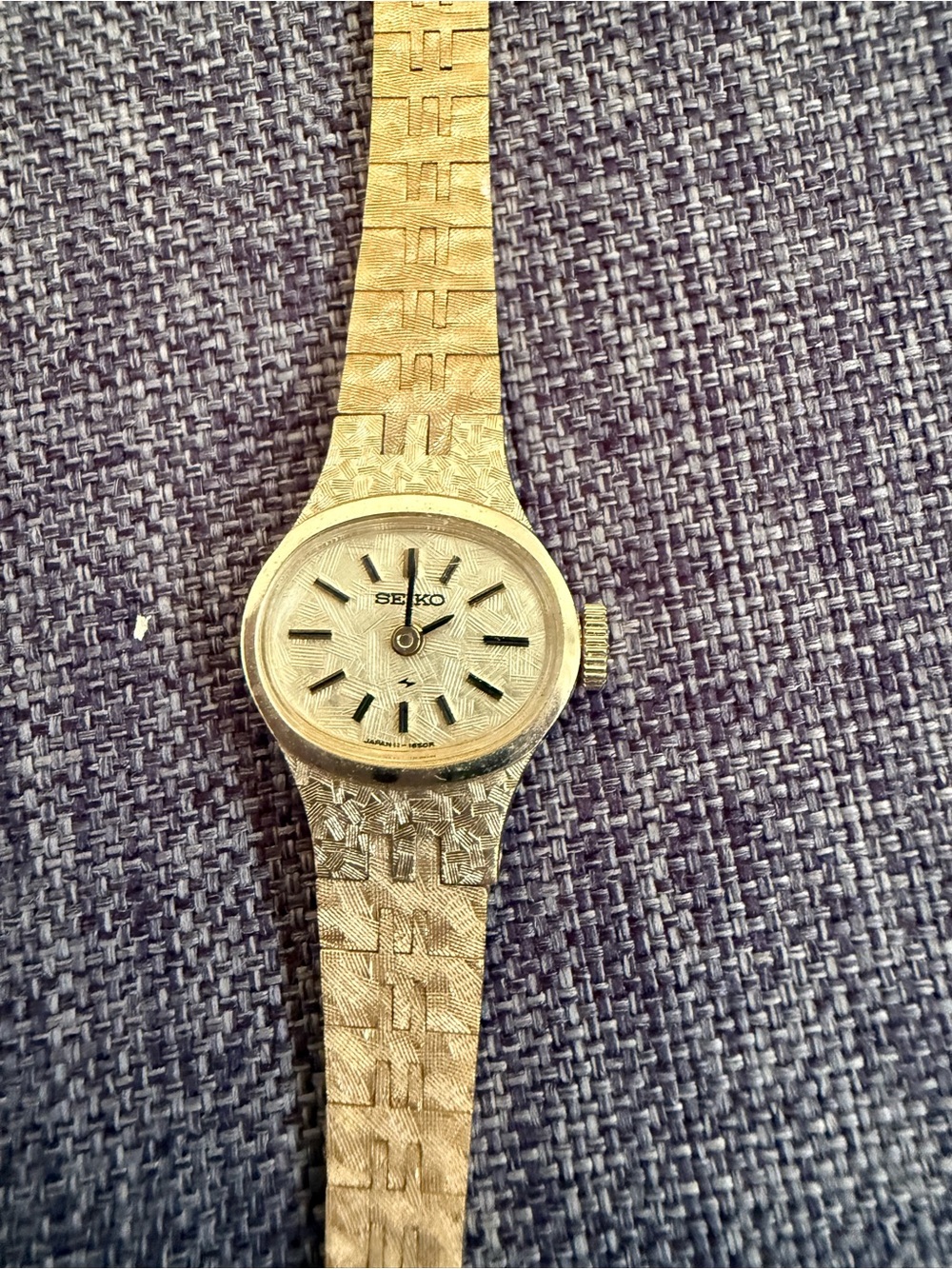 Seiko Gold Tone Patterned Bracelet Ladies Watch doesn’t work!
